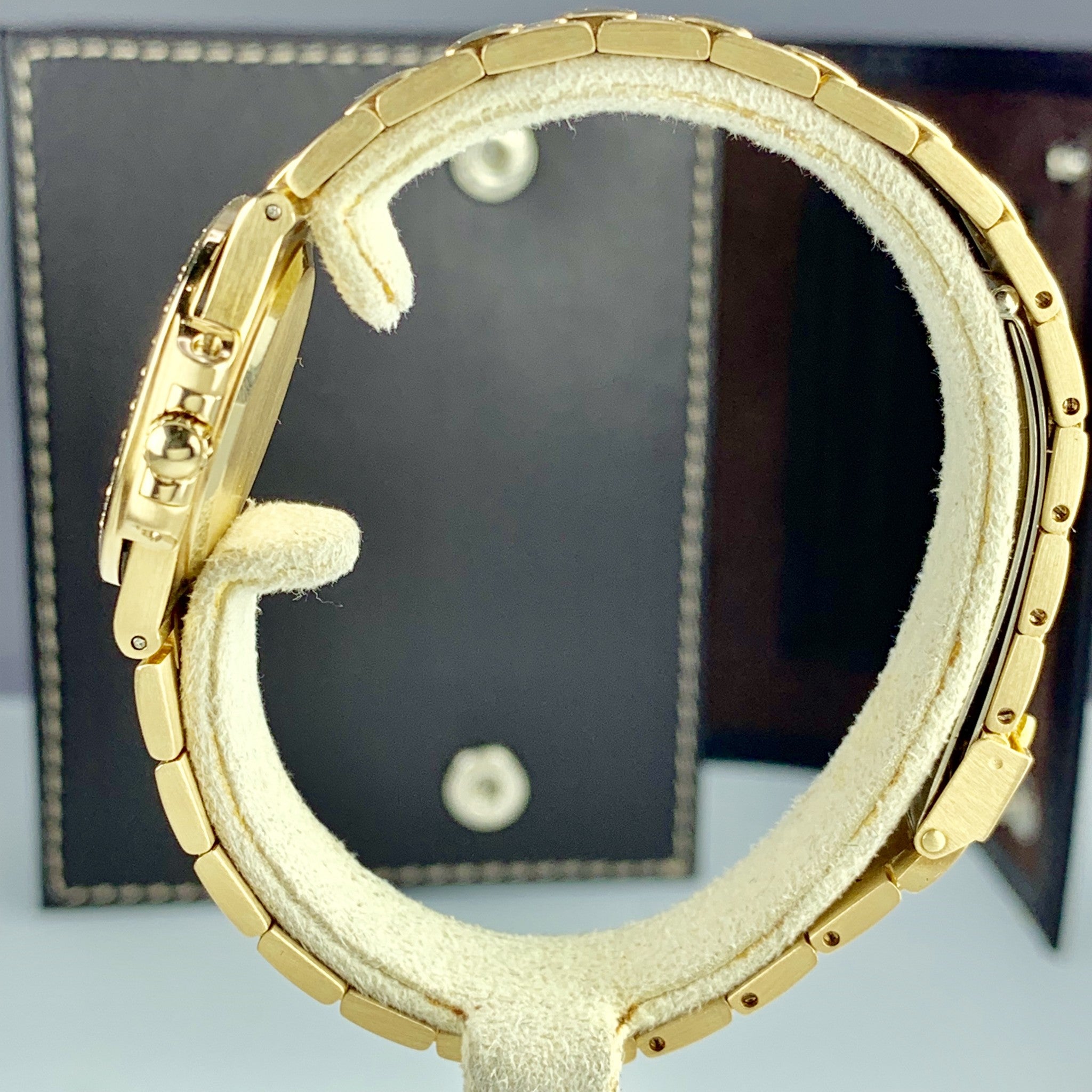 Patek Philippe Nautilus 4700/1 Ladies Solid 18k Gold With Factory Diamond 28mm