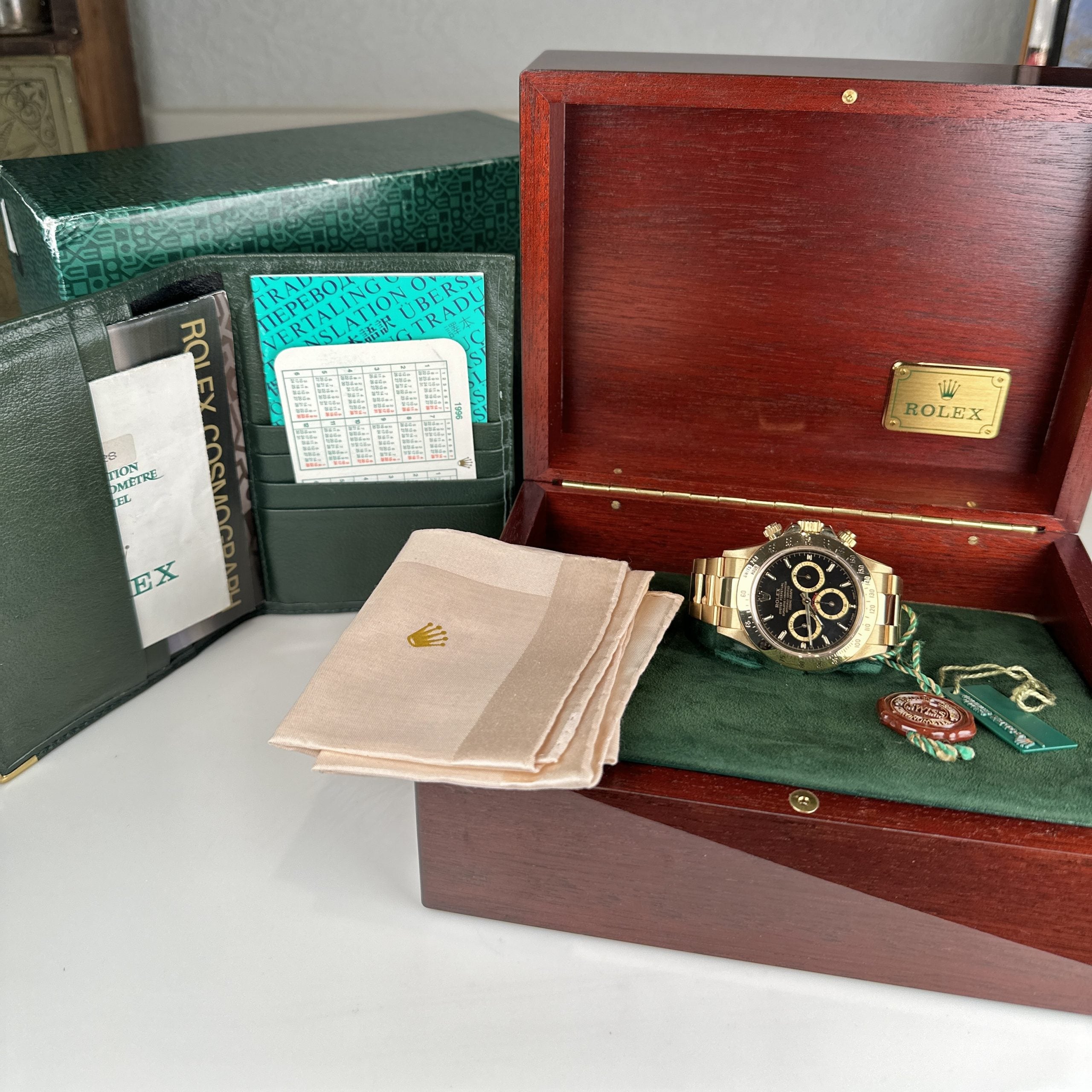 1996 Rolex Daytona 16528 Zenith Black Dial in Mint Condition Complete Set Box & Papers