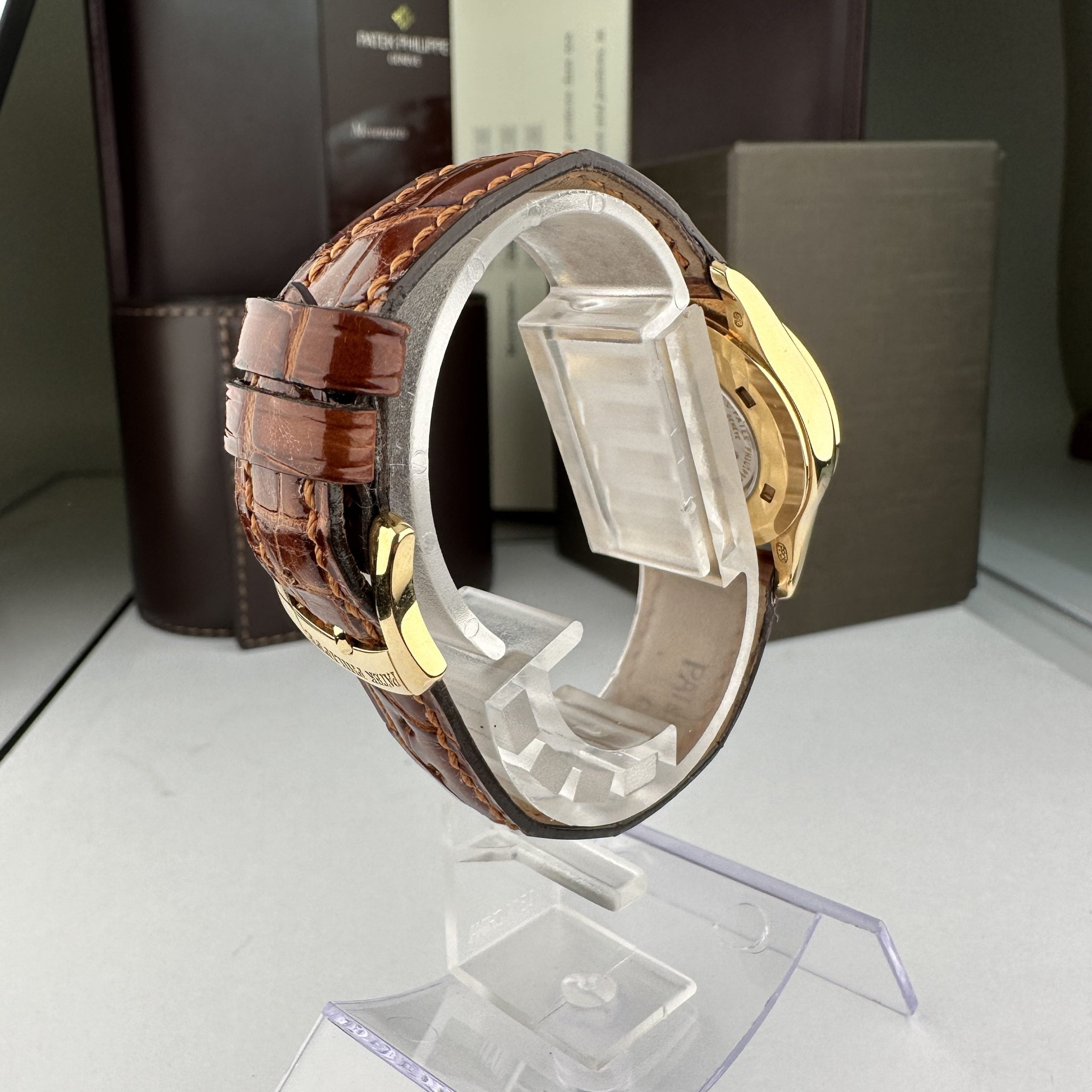 2004 Patek Philippe 4905J-001 Calatrava Ladies 18k gold with Box & papers