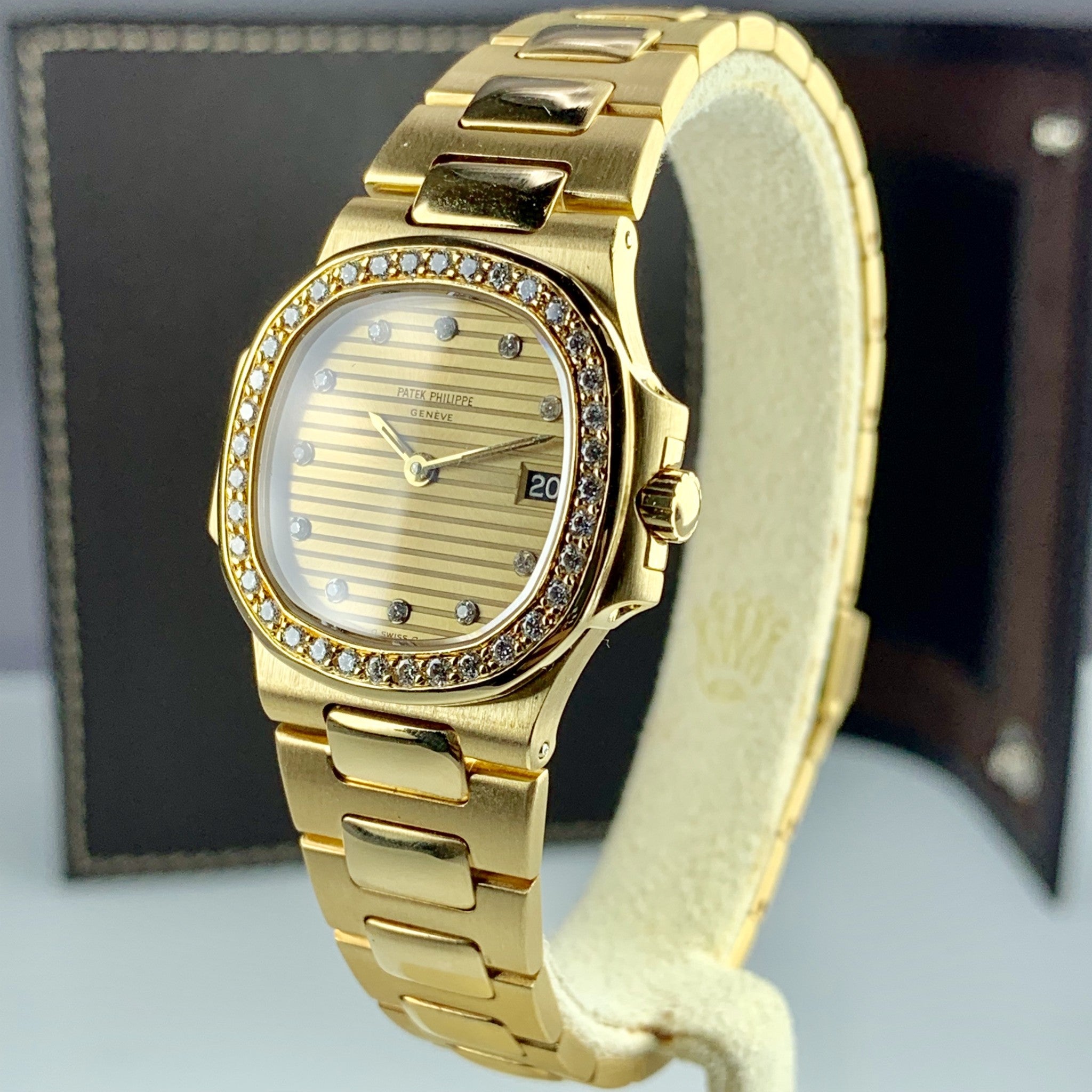 Patek Philippe Nautilus 4700/1 Ladies Solid 18k Gold With Factory Diamond 28mm