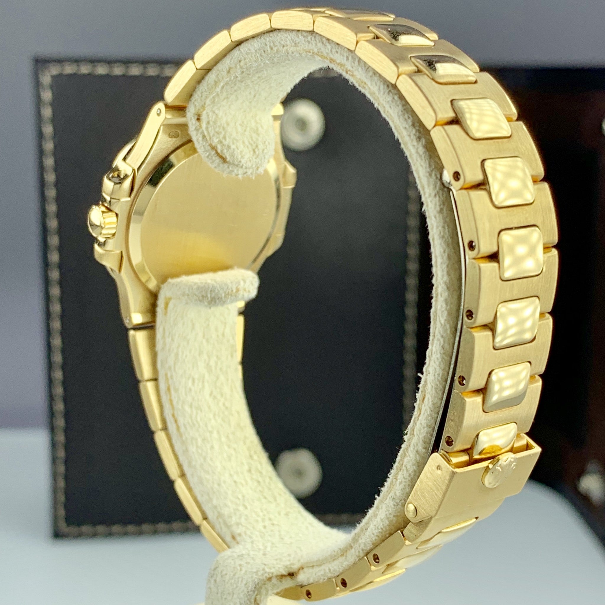 Patek Philippe Nautilus 4700/1 Ladies Solid 18k Gold With Factory Diamond 28mm