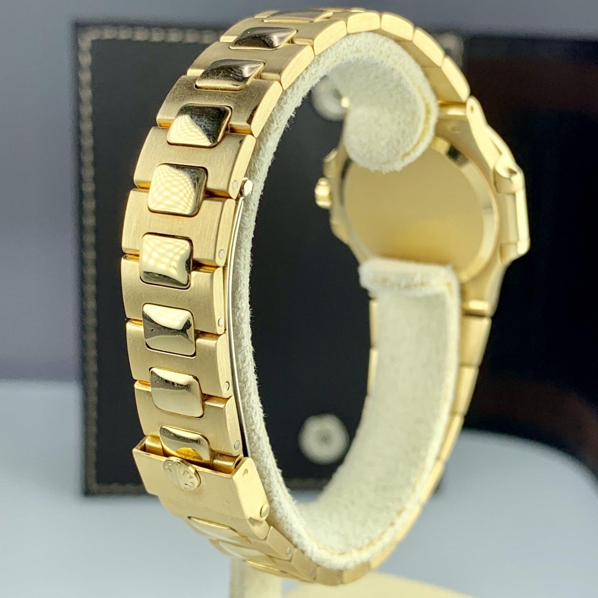 Patek Philippe Nautilus 4700/1 Ladies Solid 18k Gold With Factory Diamond 28mm