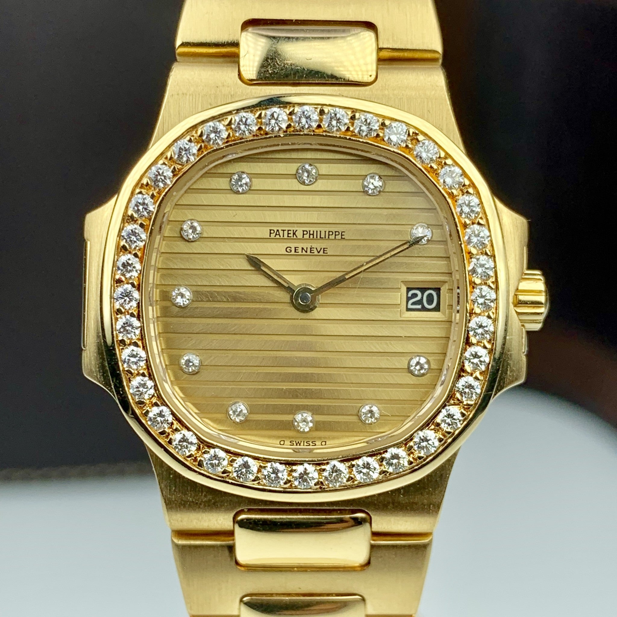 Patek Philippe Nautilus 4700/1 Ladies Solid 18k Gold With Factory Diamond 28mm