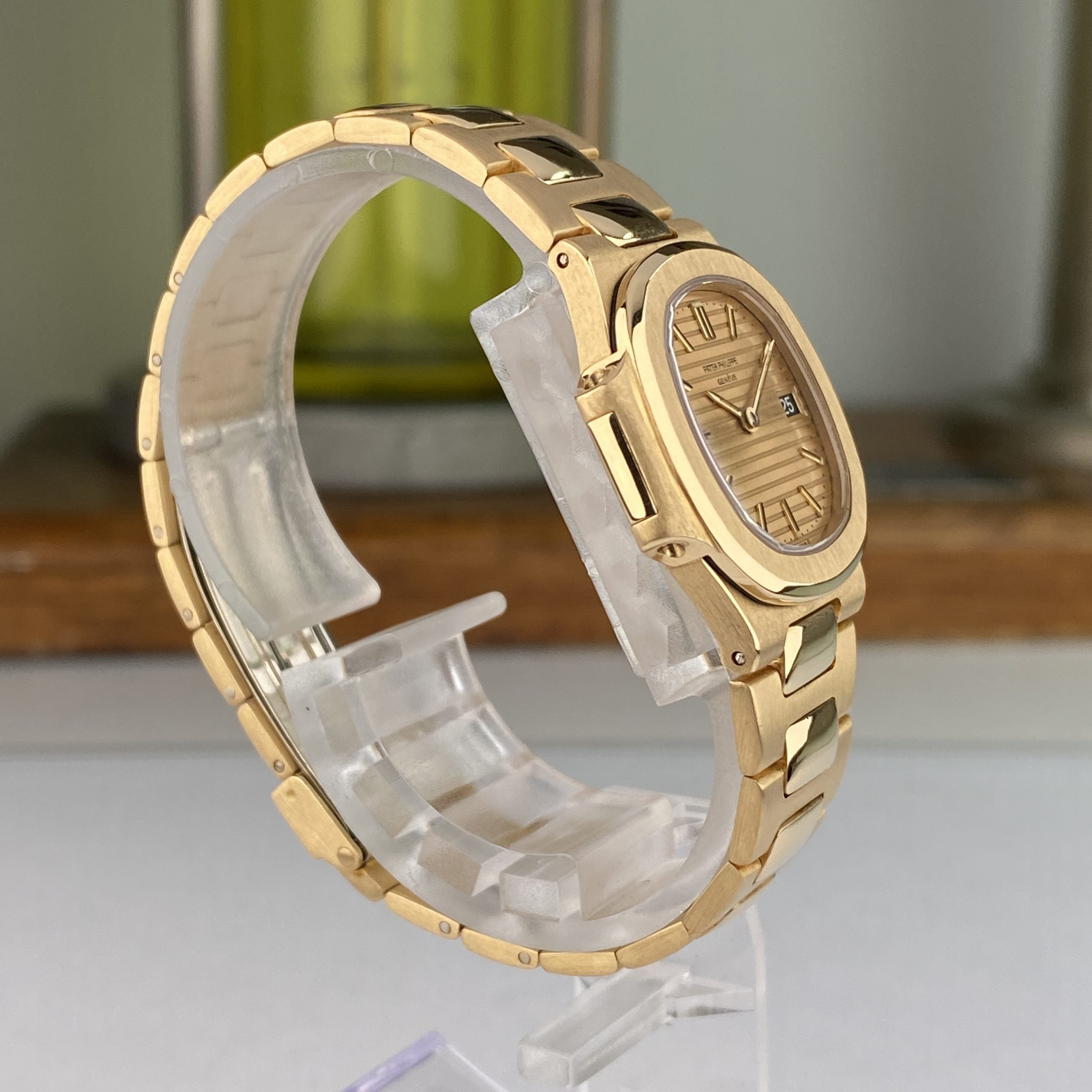 Patek Philippe Nautilus 4700/1 Ladies Solid 18k Gold mint condition
