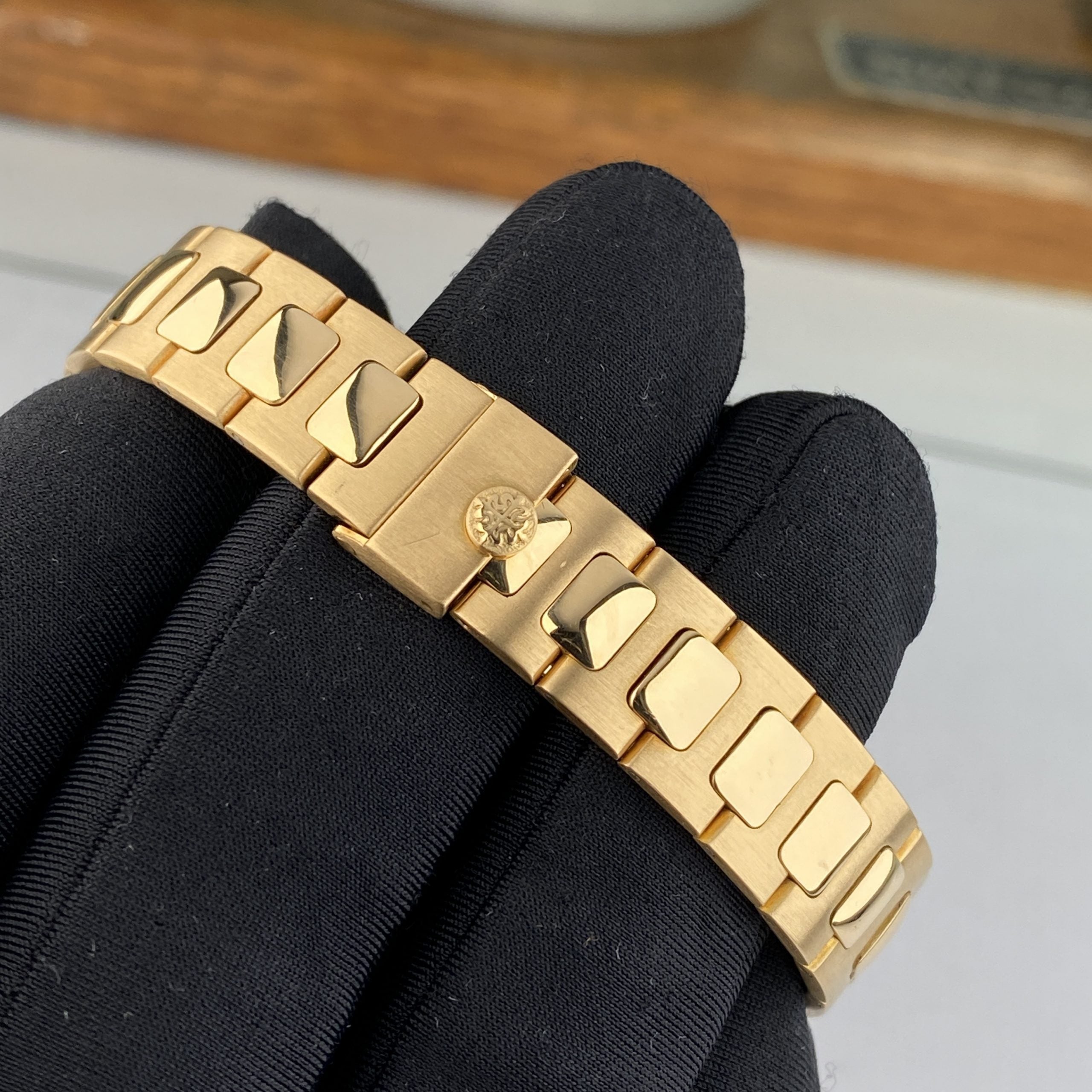 Patek Philippe Nautilus 4700/1 Ladies Solid 18k Gold mint condition