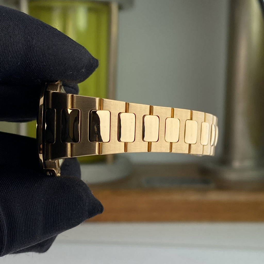 Patek Philippe Nautilus 4700/1 Ladies Solid 18k Gold mint condition