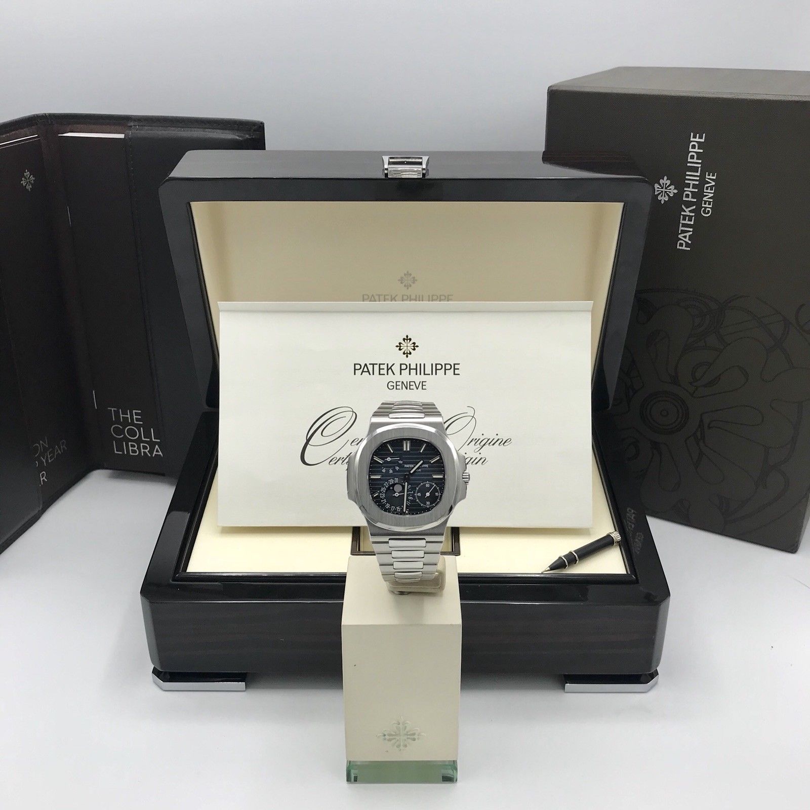 Patek Philippe Nautilus 5712 / A1-001 blue Box and Papers 2009 Mint condition