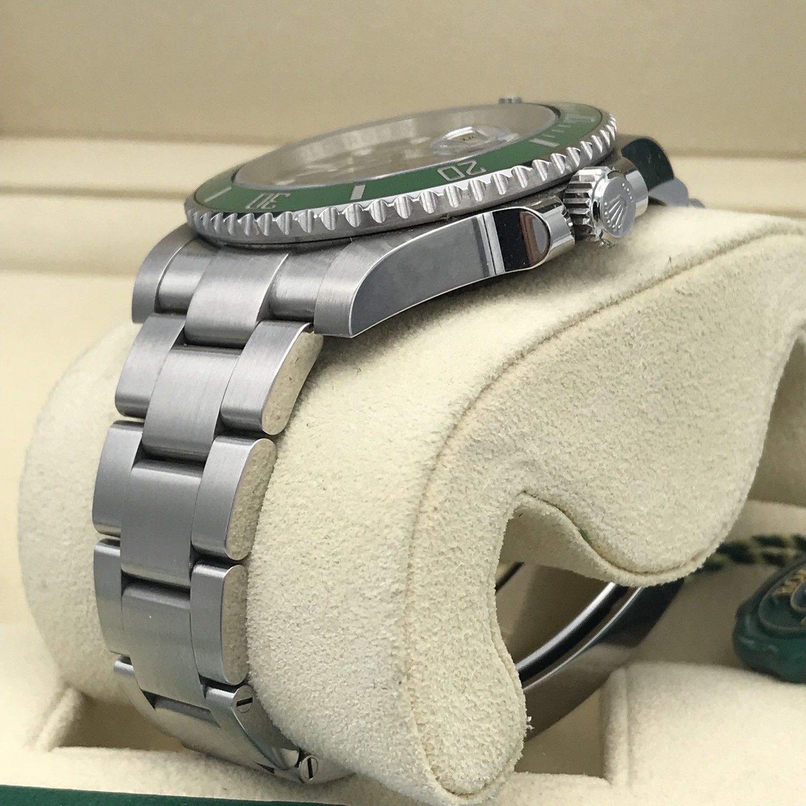 Rolex Submariner 116610LV Green Hulk With Box Random Serial mint